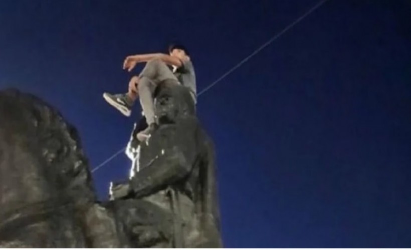 Atatürk heykelinin üzerine çıkan şüpheli gözaltına alındı