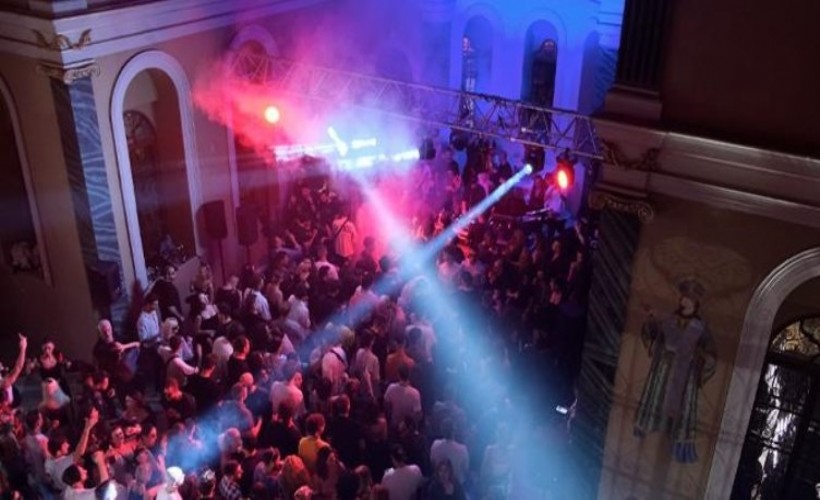 Aziz Vukolos Kilisesi‘nde parti düzenlenmesine büyük tepki