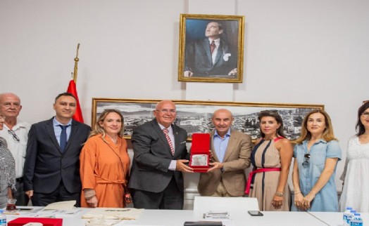 Başkan Soyer'e GEMA Vakfı'ndan plaket