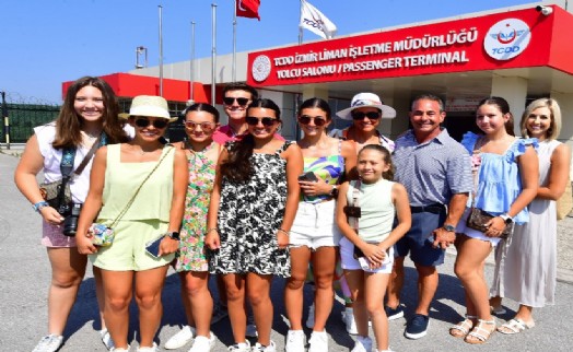 Bu yılın 10'uncu kruvaziyer gemisi de İzmir'e yanaştı