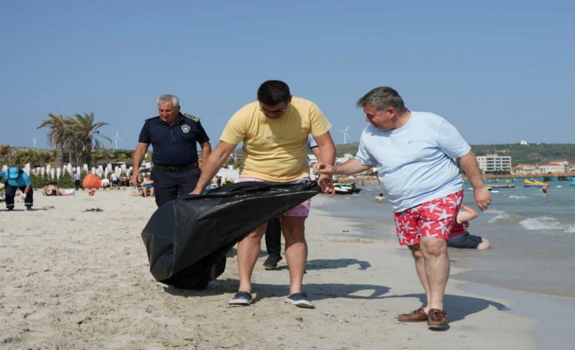 Çeşme Belediye Başkanı Oran plajda çöp topladı