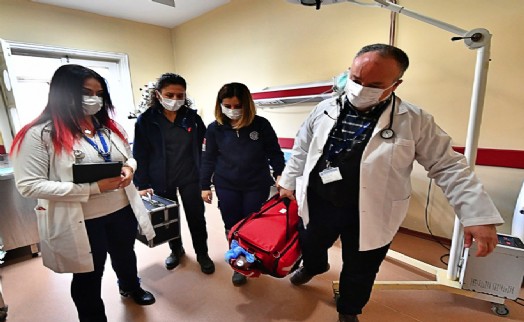 Eşrefpaşa Hastanesi'nin evde bakım ekipleri 18 bin kişiye derman oldu