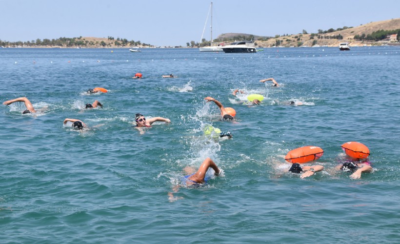 Foça'da 25 kilometrelik açık su yüzme maratonu yapıldı