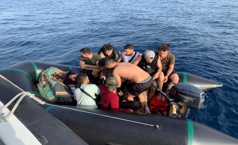 İzmir'de 54 düzensiz göçmen ve 1 göçmen kaçakçısı yakalandı