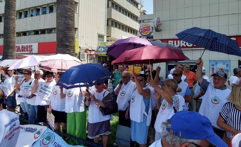 İzmir'de emeklilerden zam yağmuruna şemsiyeli protesto!