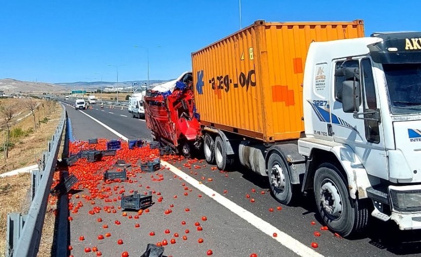 İzmir'de kamyon tıra arkadan çarptı: 1 ölü
