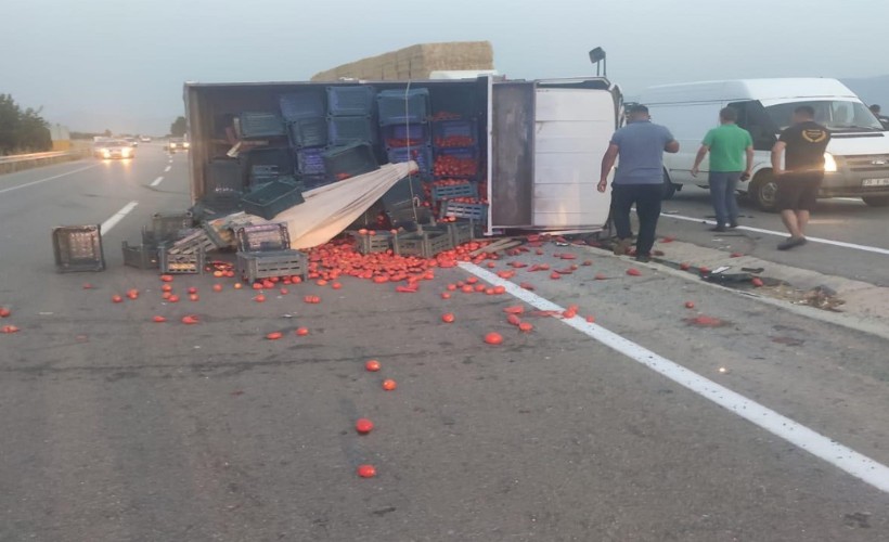 İzmir'de kamyonetle çarpışan otomobilin sürücüsü hayatını kaybetti