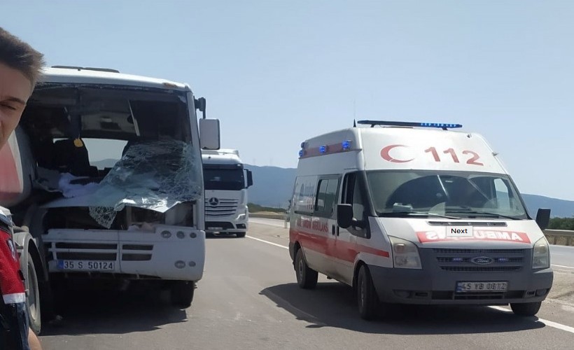 İzmir'de maden işçilerini taşıyan servis kaza yaptı: 16 yaralı