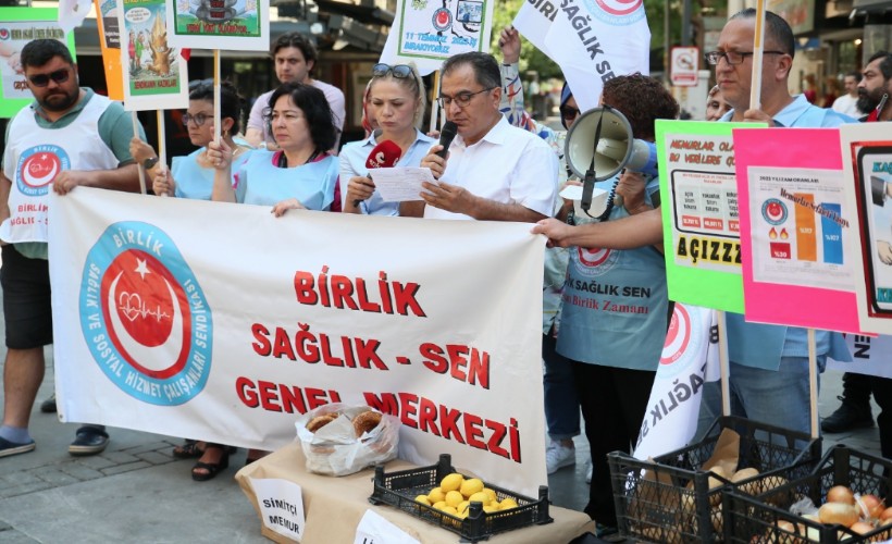 İzmir'de memurlar, zamları protesto etmek için tezgah açıp patates, soğan ve simit sattı