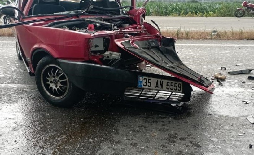 İzmir'deki kazada otomobil kağıt gibi yırtıldı: 2 yaralı
