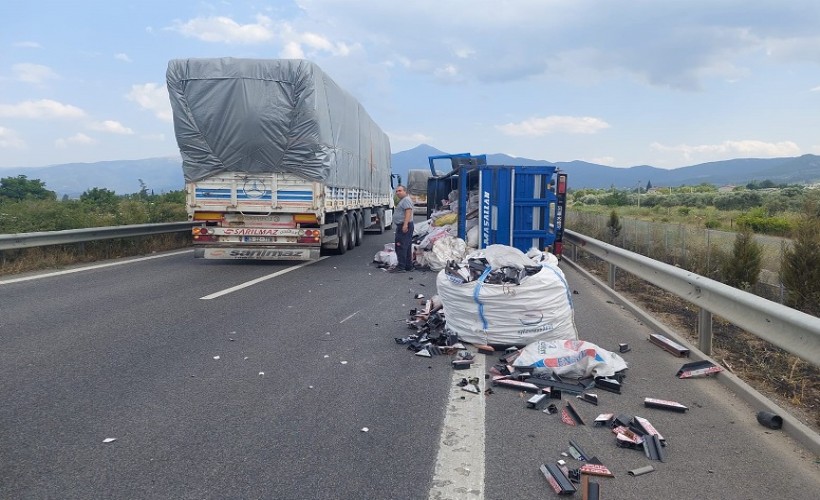 İzmir’de hurda yüklü kamyonet devrildi: 2 yaralı