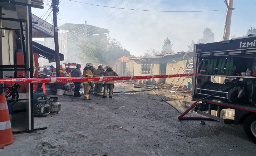 İzmir’de market deposu yandı, faciadan dönüldü
