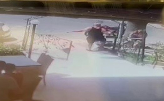 İzmir'de vahşet: Köpeği tekmeleyerek öldürdü