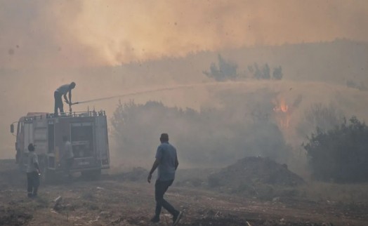 İzmir'deki yangında 4 orman işçisi dumandan etkilendi