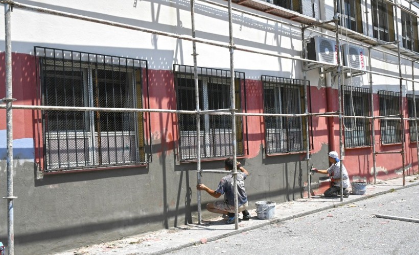 Karabağlar Belediyesi'nden okullara bakım onarım desteği