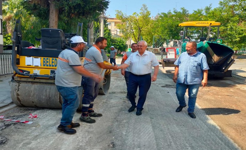 Karabağlar'da asfaltlama çalışmaları sıcak dinlemiyor