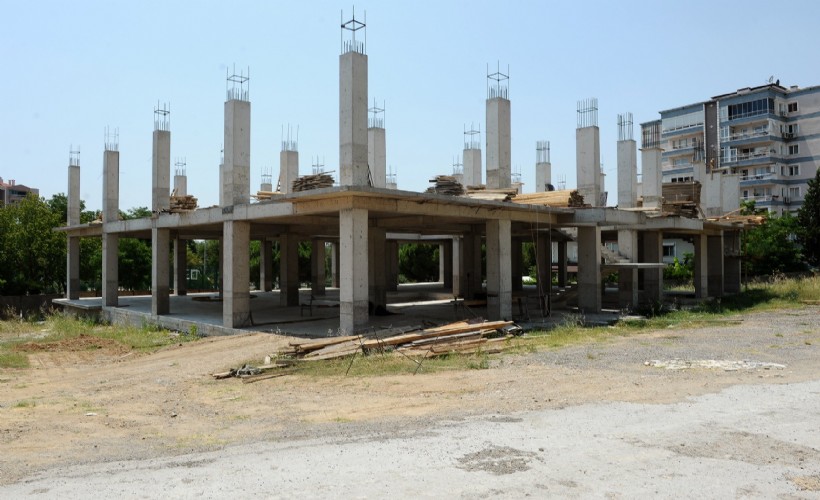 Karşıyaka’nın tam donanımlı taziye evi ve kütüphane binası yükseliyor