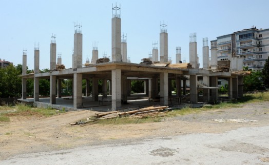 Karşıyaka'nın tam donanımlı taziye evi ve kütüphane binası yükseliyor