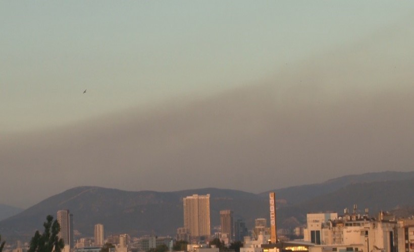 Manisa’da yanan ormandan yükselen dumanlar İzmir’den görülüyor