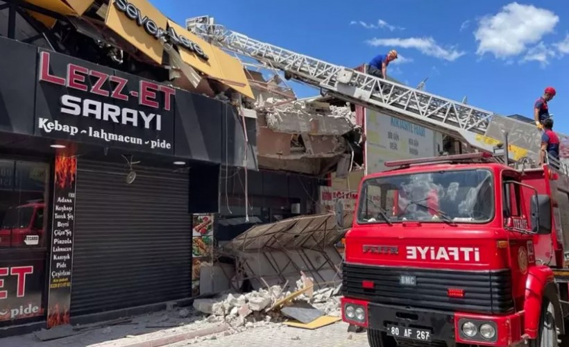Osmaniye'de ağır hasarlı bina çöktü, 4 kişi yaralandı