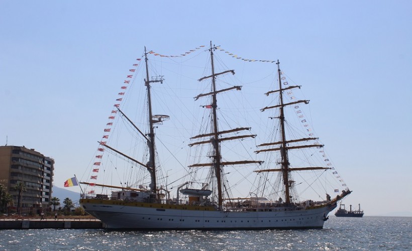Romanya donanma gemisi İzmir'de