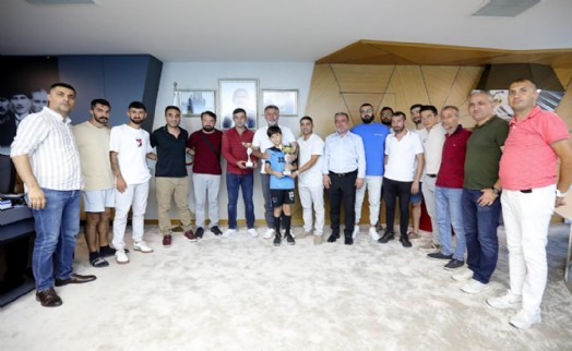 Şampiyonluk kupasını Başkan Sandal'a getirdiler