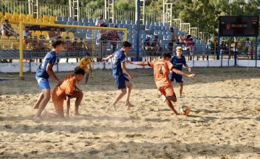 Seferihisar'daki plaj futbol turnuvasında sakin şehrin gençleri şampiyon!