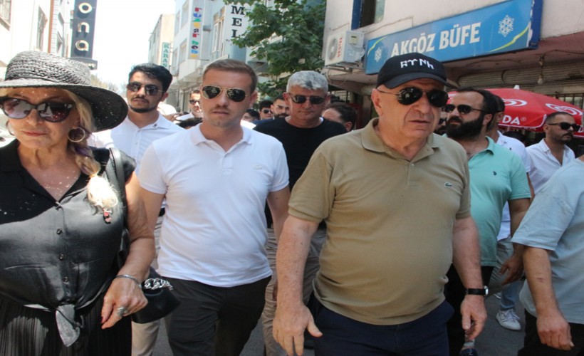Ümit Özdağ, İzmir'de sığınmacıların çalıştığı Ayakkabıcılar Sitesi'ni ziyaret etti
