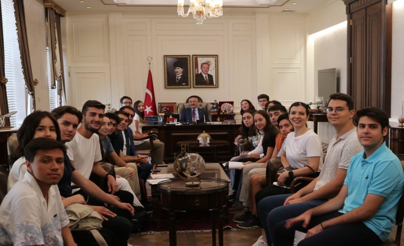 YKS sınavında ilk 100'e giren öğrenciler İzmir Valisi ve İl Milli Eğitim Müdürlüğünce ağırlandı