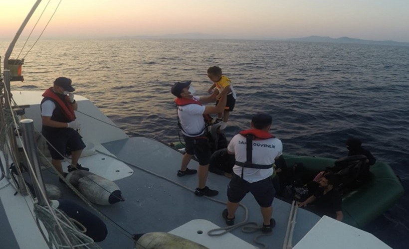 Yunanistan'ın geri ittiği göçmenleri Sahil Güvenlik ekipleri kurtardı