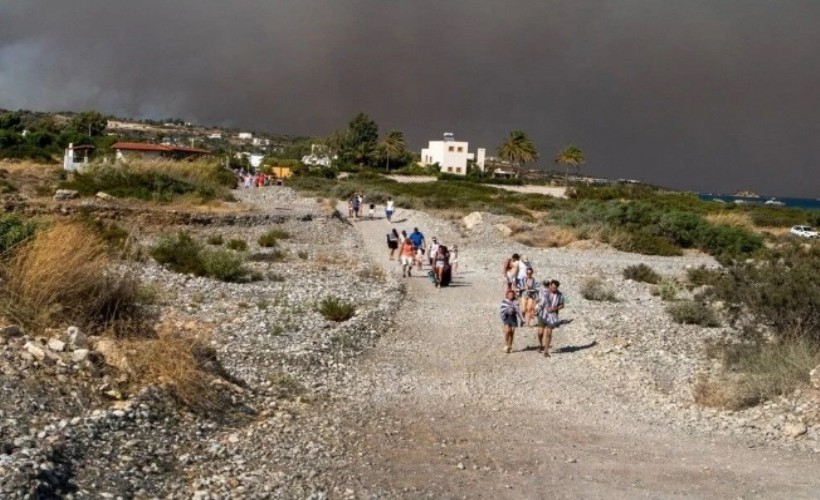 Rodos adasında orman yangını: 40 bin kişi tahliye edildi