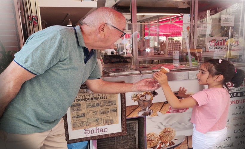 'Süt Dede'den çocuklara 40 yıldır ücretsiz dondurma