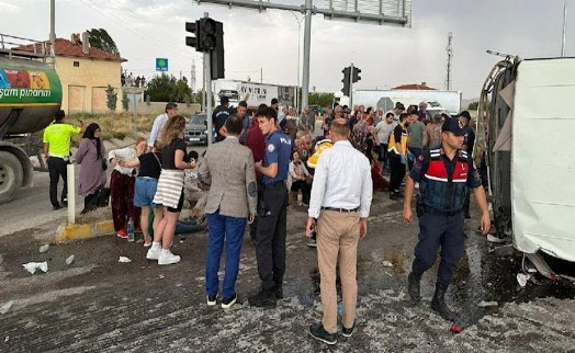 Afyonkarahisar'da minibüs ile kamyon çarpıştı: 33 yaralı