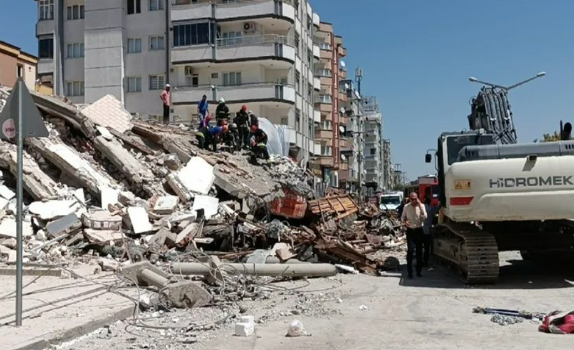 Ağır hasarlı bina yıkımda çöktü, enkaz altında kalan operatör öldü
