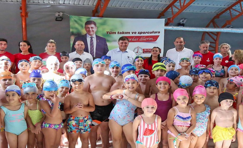 Başkan Tugay: Ayda 1100 çocuğumuza yüzme öğretiyoruz