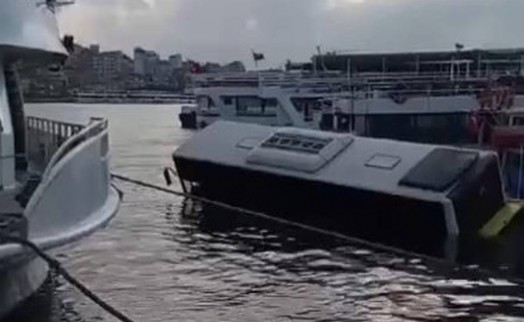 Eminönü'nde halk otobüsü denize düştü