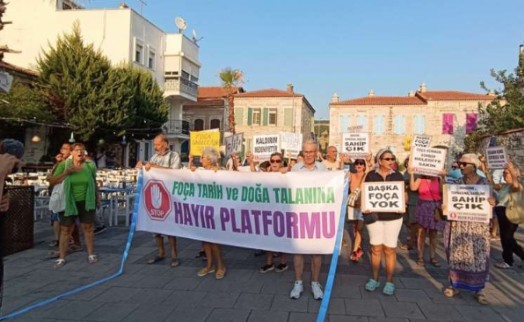 Foça'da kıyı işgalleri ve kirlilik protesto edildi