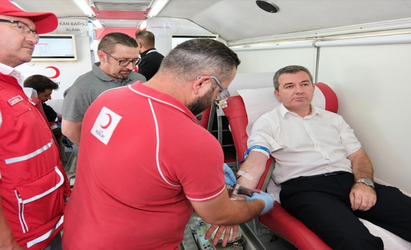 Başkan Hakan Koştu Kızılay'a destek için kan verdi