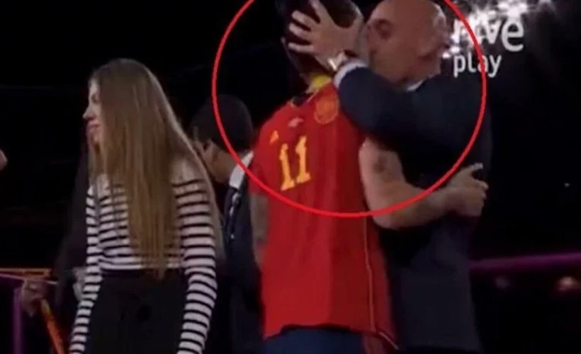 İspanya Futbol Federasyonu Başkanı, Hermoso’yu öpünce tepki yağdı!