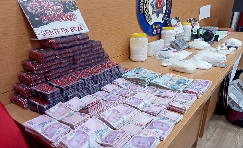 İzmir'de bir evden 13,5 kilogram kokain ve binlerce hap çıktı