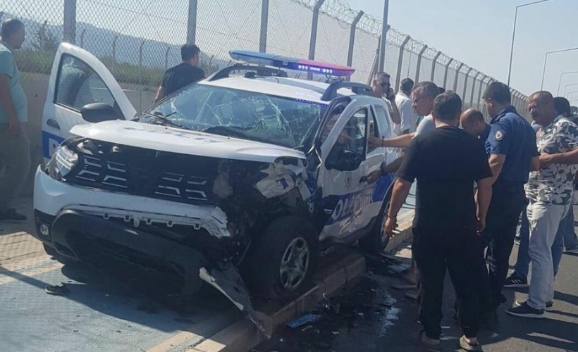 İzmir'de kontrolden çıkan araç polis aracına çarptı: 3’ü polis 5 yaralı