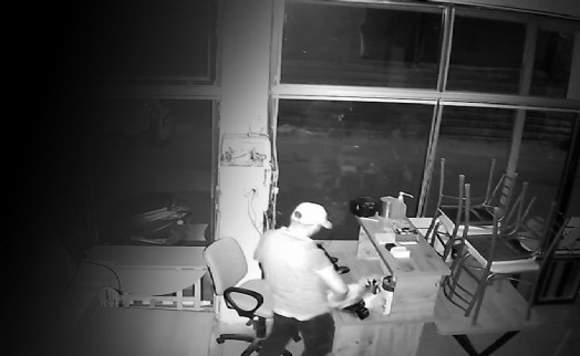 İzmir'de 3 iş yerini soyup serbest kalan şüphelilere yakalama kararı