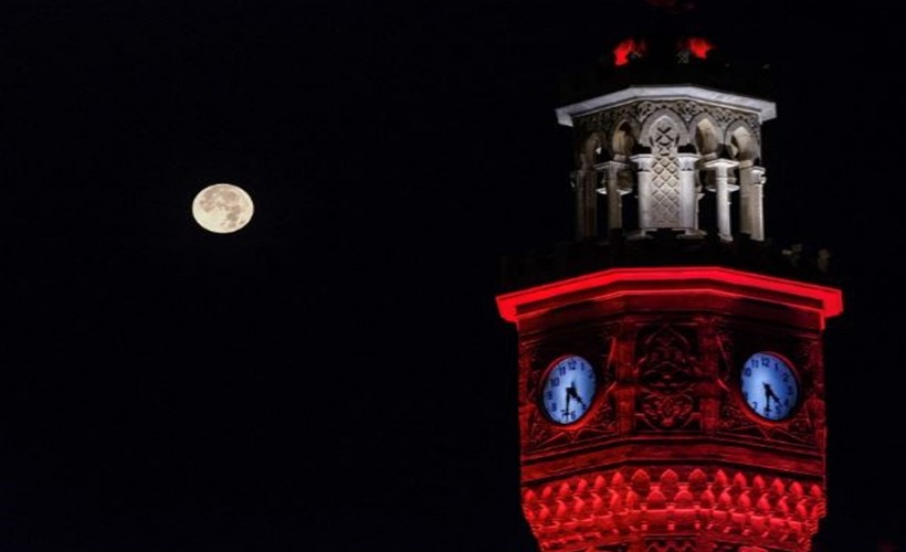 İzmir’de Mavi Ay seyirlik manzara oluşturdu