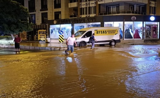İzmir'de hareketli gece: Ana boru patladı, 2 mahalleyi su bastı