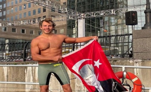 İzmirli Emre'den ABD'de zafer kulacı