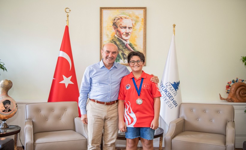 İzmirli satranç şampiyonu Soyer’i ziyaret etti