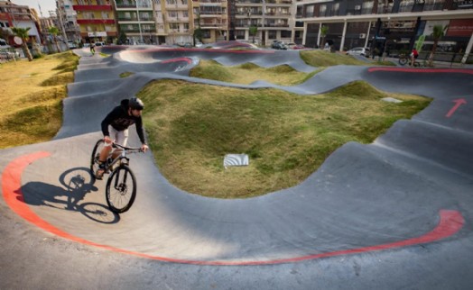 Karşıyaka'da pump track bisiklet parkuru yoğun ilgi görüyor