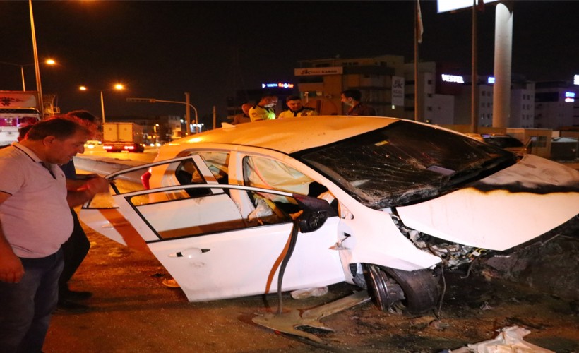 Kaza yapan araç alev alev yandı: Araçta sıkışan 2 kişi vatandaşlar tarafından kurtarıldı
