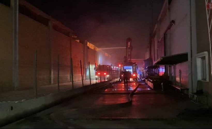 Kemalpaşa’da bir fabrikada çıkan yangın kontrol altına alındı