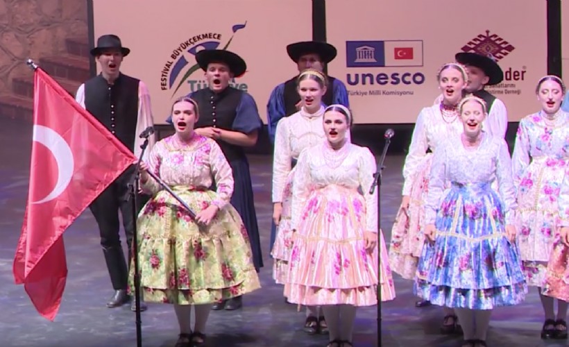 Macar Halk Dansları Grubu'ndan 'İzmir Marşı' performansı